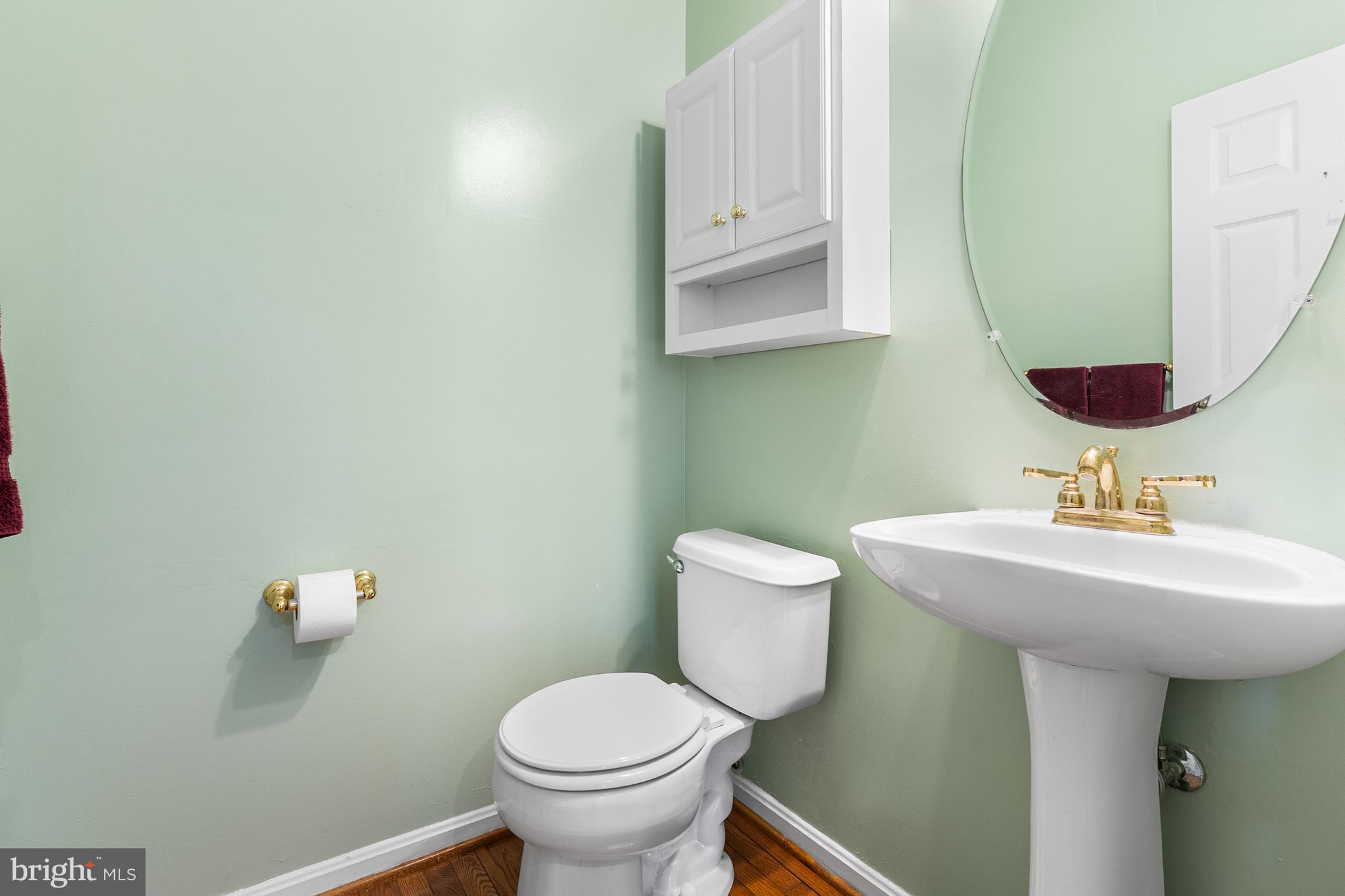 8 Peacock Place Newark, DE 19711 - Photo 25 of 70 a bathroom with a toilet sink and mirror