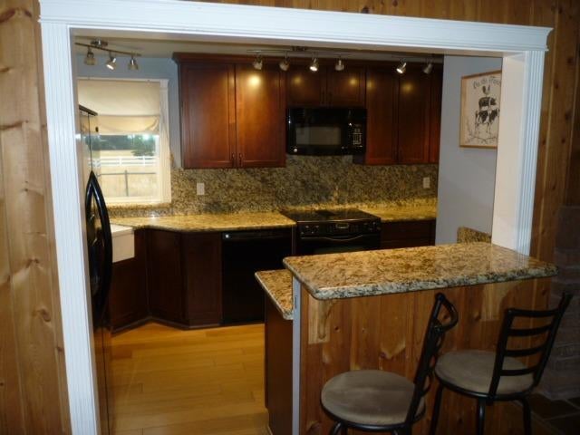 205 Latigo Ranch Road Williams, OR 97544 - Photo 5 of 50 Eat at bar area with slab granite