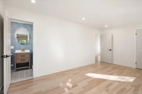 a view of livingroom with furniture