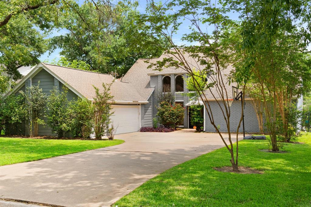 Welcome to 20342 Acapulco Cove! Situated on a quiet street, this home has a 3 car garage and lake views.