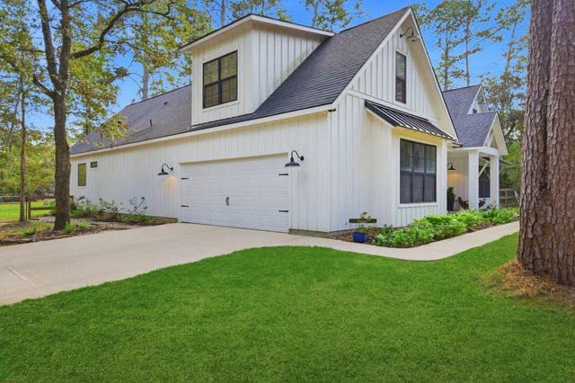 a front view of house with yard