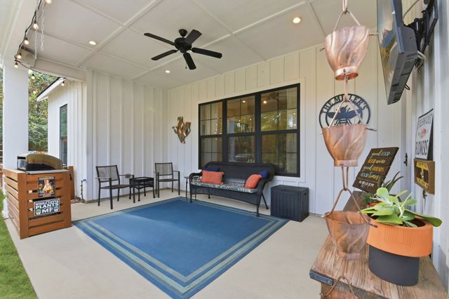 a view of yard with green space