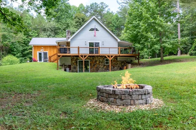 a view of a house with a yard