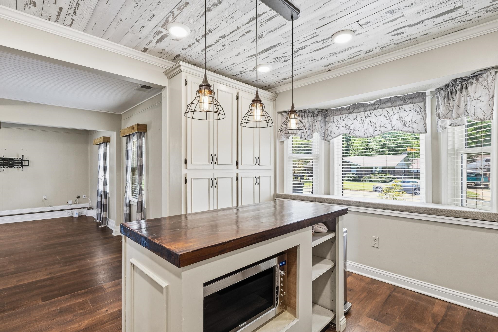 1234 Greenview Road Collierville, TN 38017 - Photo 11 of 33 a kitchen that has a cabinets window and wooden floor