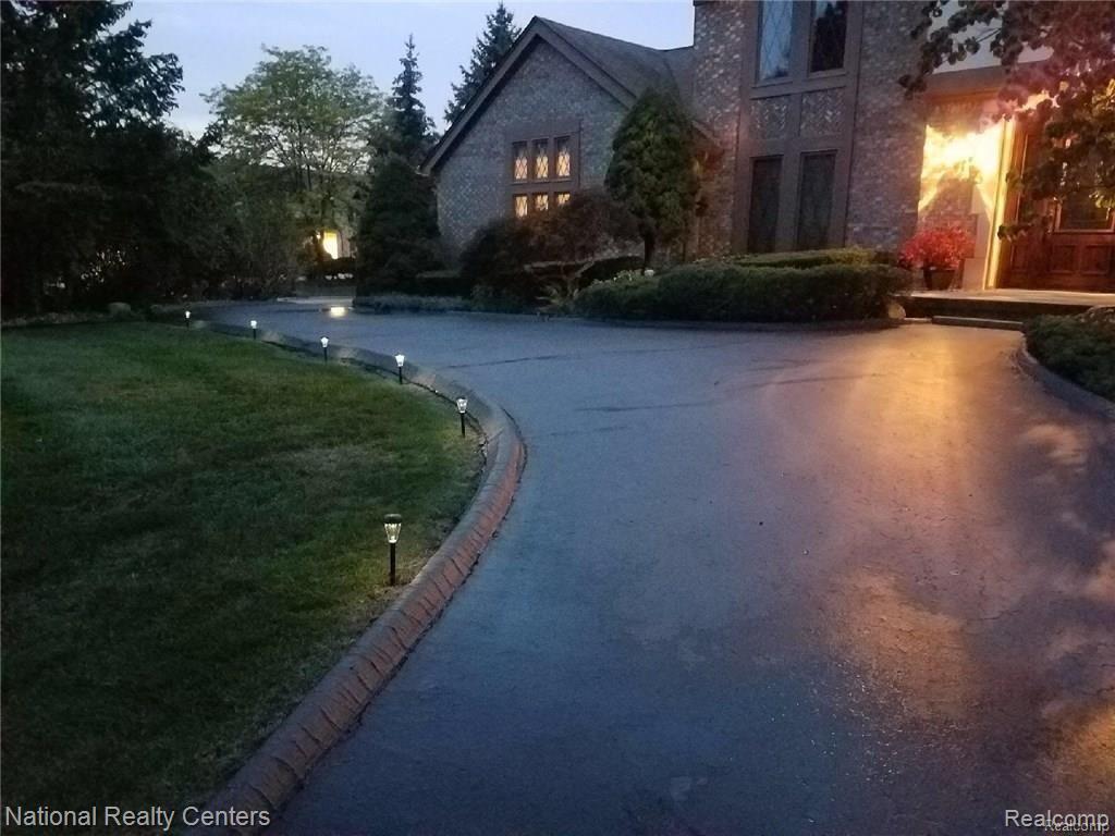 31101 Claymore Road Farmington Hills, MI 48331 - Photo 5 of 36