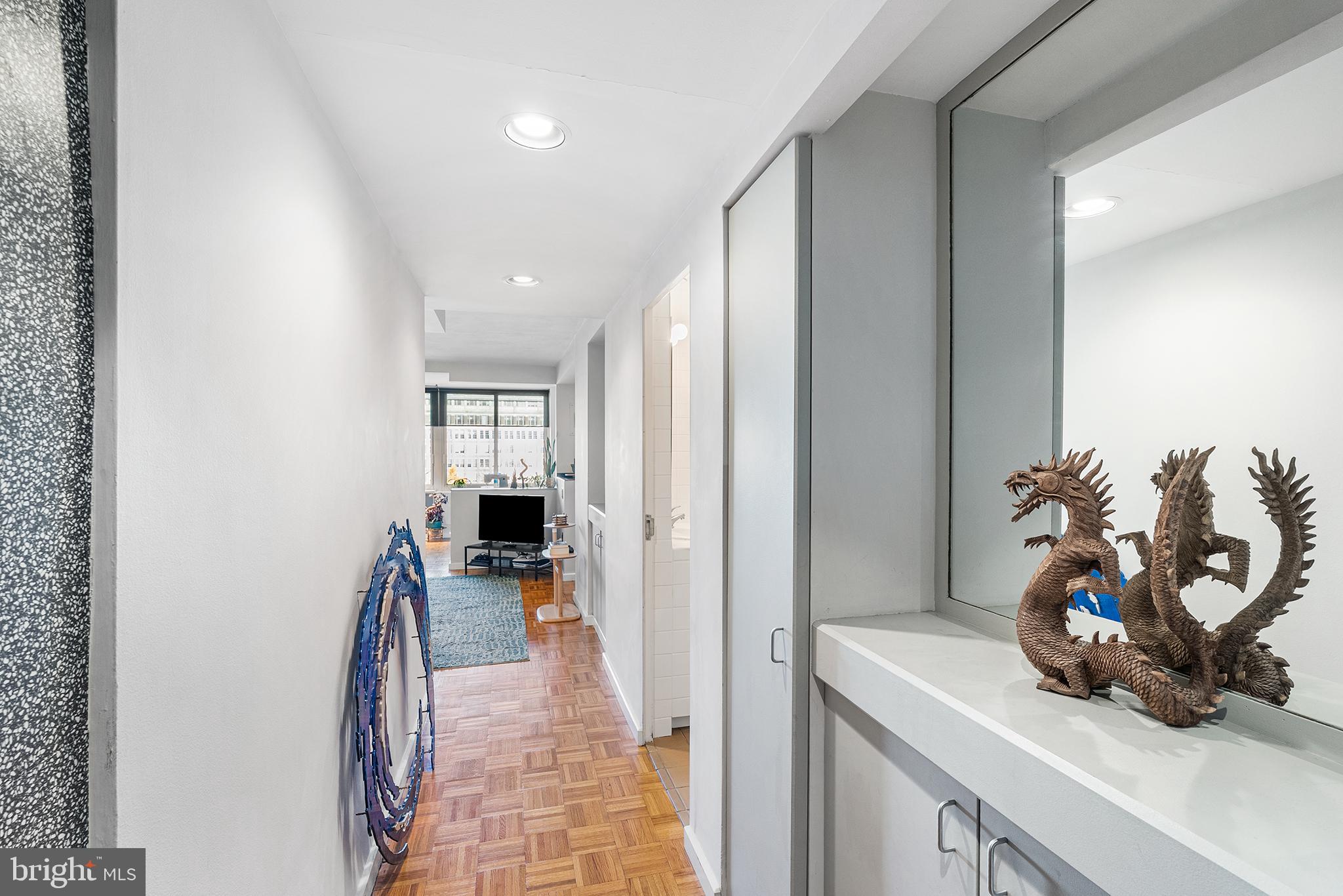 604 South Washington Square, Unit 1106 Philadelphia, PA 19106 - Photo 12 of 24 Entry hall and bar area