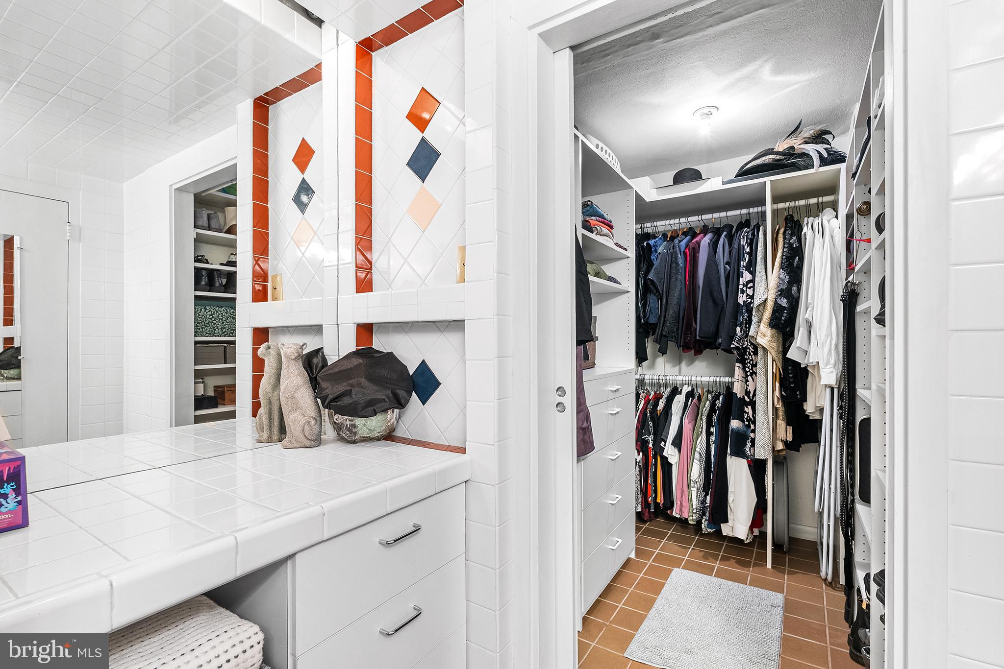 604 South Washington Square, Unit 1106 Philadelphia, PA 19106 - Photo 15 of 24 Walk-in closet through the bathroom