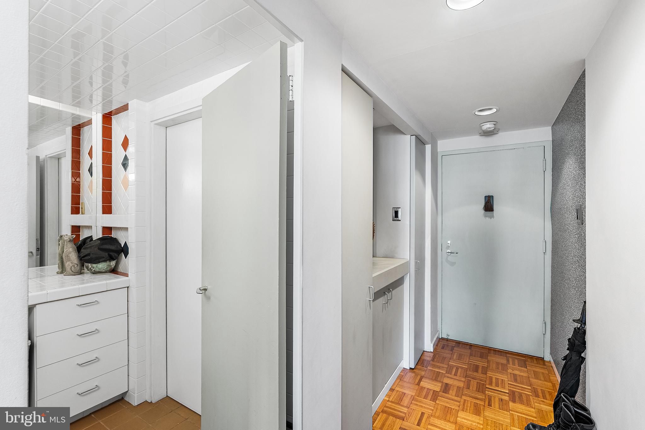 604 South Washington Square, Unit 1106 Philadelphia, PA 19106 - Photo 16 of 24 Entry hall