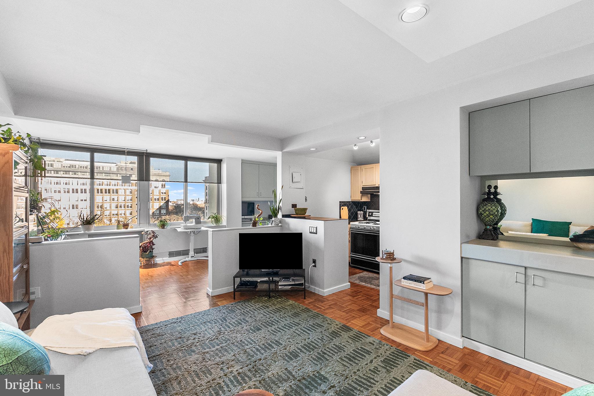 604 South Washington Square, Unit 1106 Philadelphia, PA 19106 - Photo 4 of 24 There's space to move around in this unit