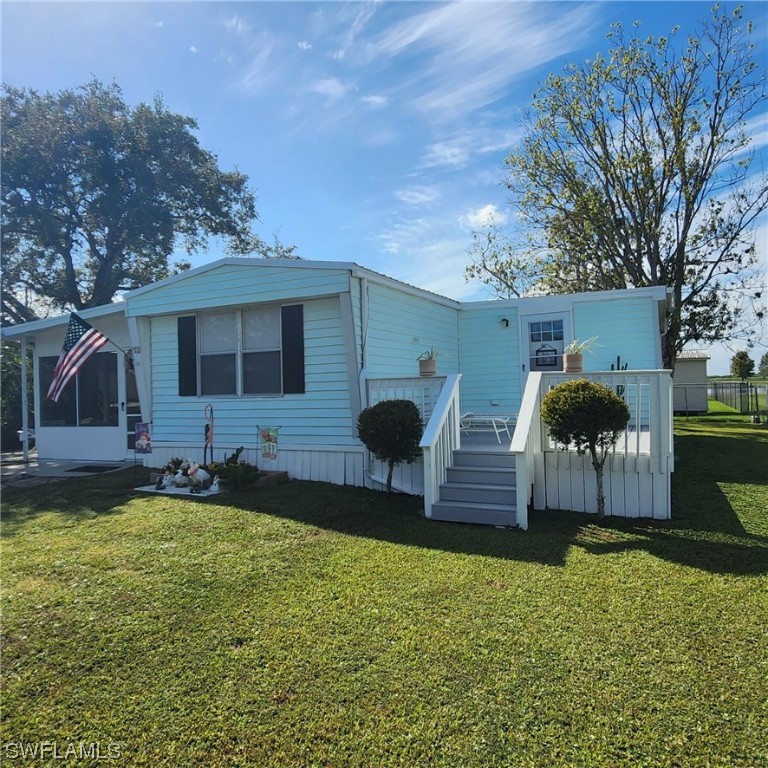 302 Pinecrest Avenue Moore Haven, FL 33471 - Photo 1 of 17 a front view of a house with garden