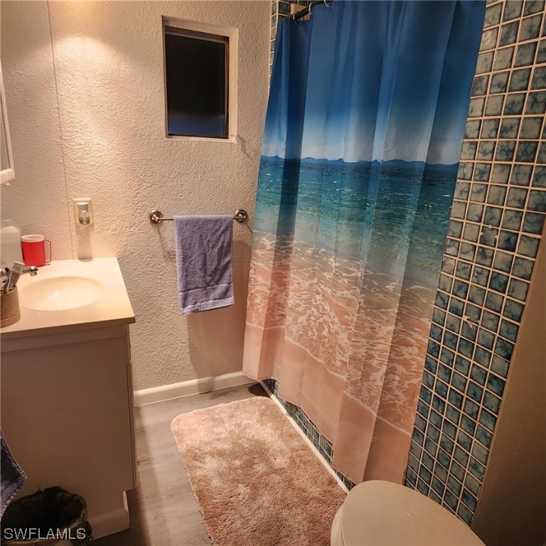 302 Pinecrest Avenue Moore Haven, FL 33471 - Photo 16 of 17 a bathroom with a sink toilet and shower