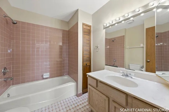 $305,000 | 971 West Court, Unit B, Naperville, IL 60563