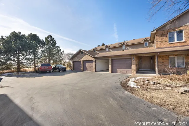 $305,000 | 971 West Court, Unit B, Naperville, IL 60563