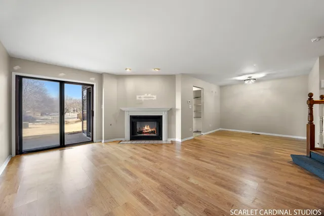 $305,000 | 971 West Court, Unit B, Naperville, IL 60563