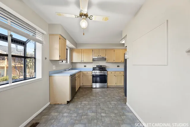 $305,000 | 971 West Court, Unit B, Naperville, IL 60563