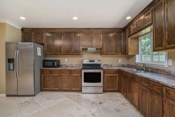 $1,750 | 6319 Hollow Pines Drive, Houston, TX 77049