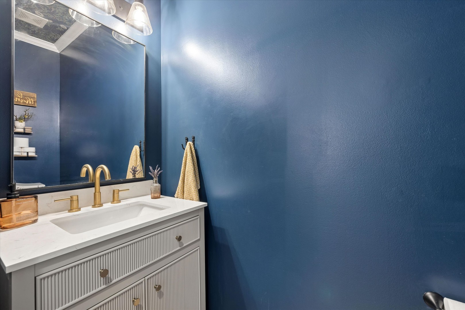 340 Tenby Way Algonquin, IL 60102 - Photo 13 of 36 a bathroom with a sink and a mirror