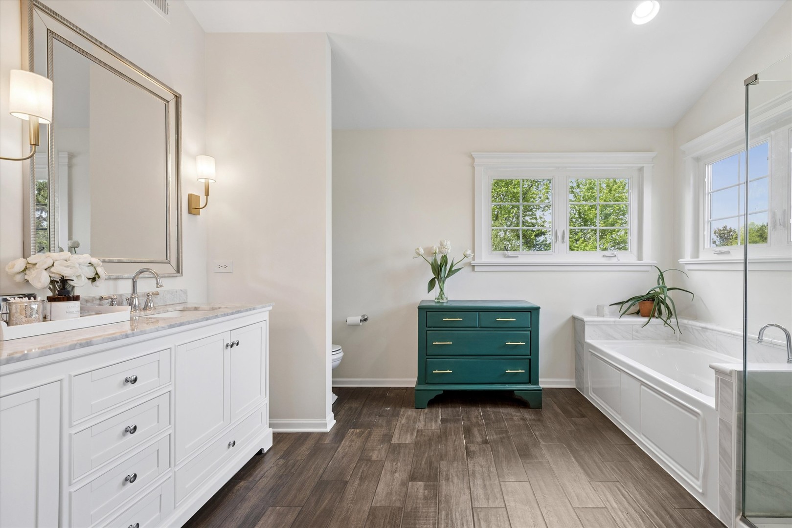 340 Tenby Way Algonquin, IL 60102 - Photo 22 of 36 a bathroom with a sink and a bathtub