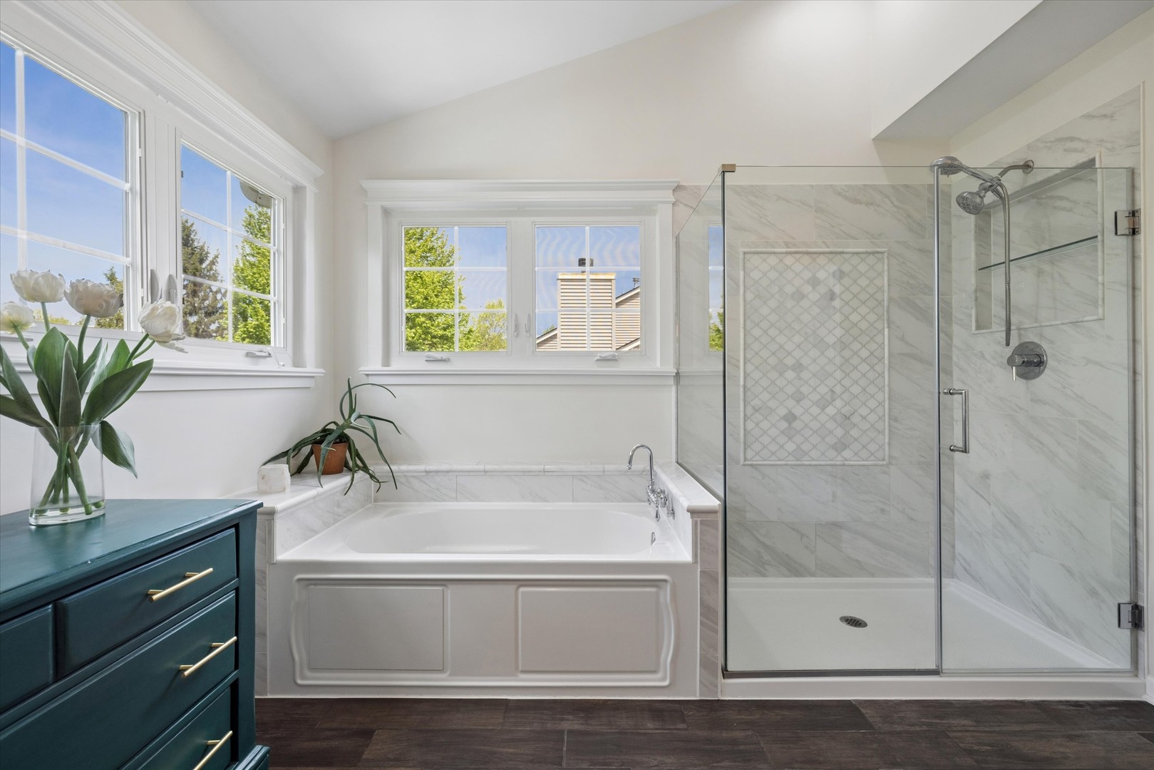 340 Tenby Way Algonquin, IL 60102 - Photo 23 of 36 a bathroom with a tub shower sink and mirror