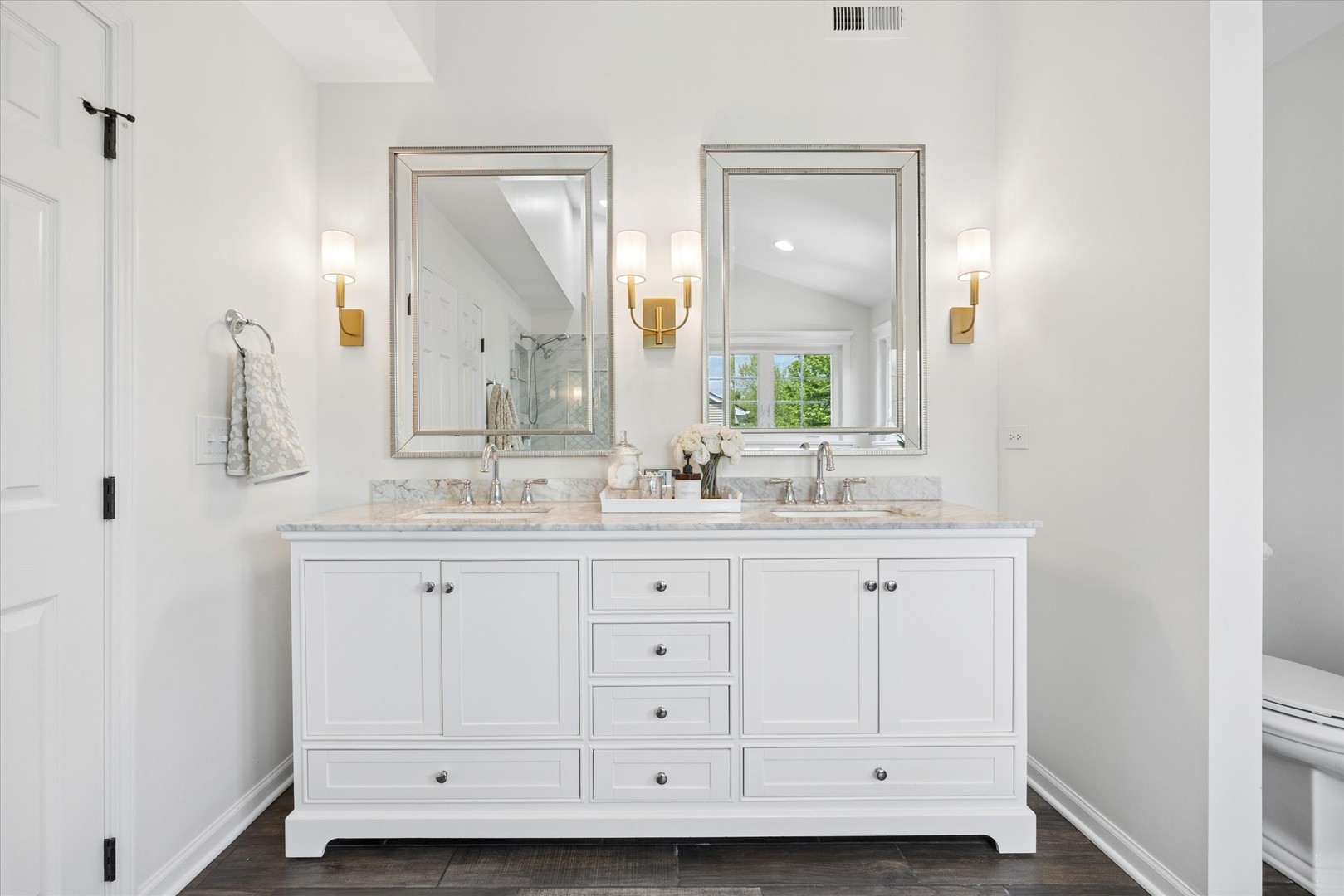 340 Tenby Way Algonquin, IL 60102 - Photo 24 of 36 a bathroom with double vanity and a mirror
