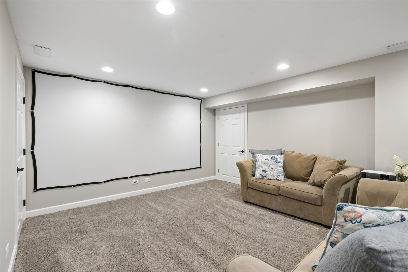 340 Tenby Way Algonquin, IL 60102 - Photo 29 of 36 a living room with furniture