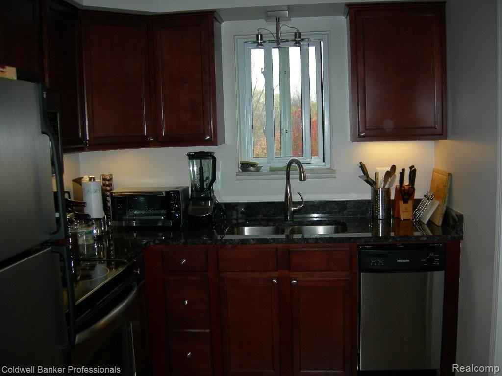 100 West Hickory Grove Road, Unit 8 Bloomfield Hills, MI 48304 - Photo 7 of 11 2010 renovation