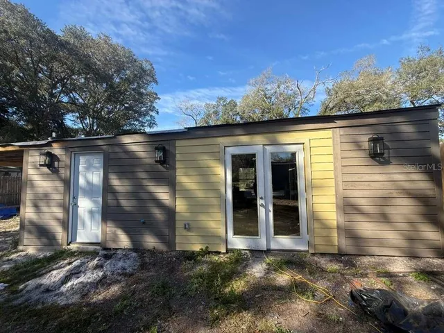 a view of back yard of the house