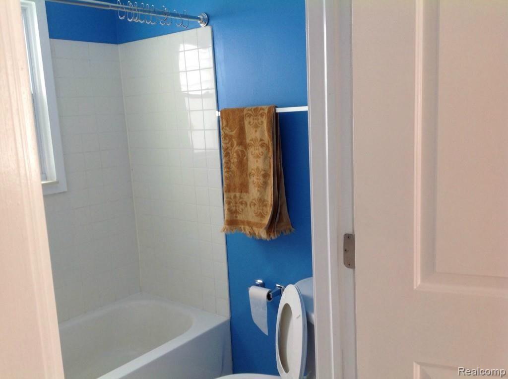 4880 Sashabaw Road Clarkston, MI 48346 - Photo 15 of 21 BATHROOM.jpg