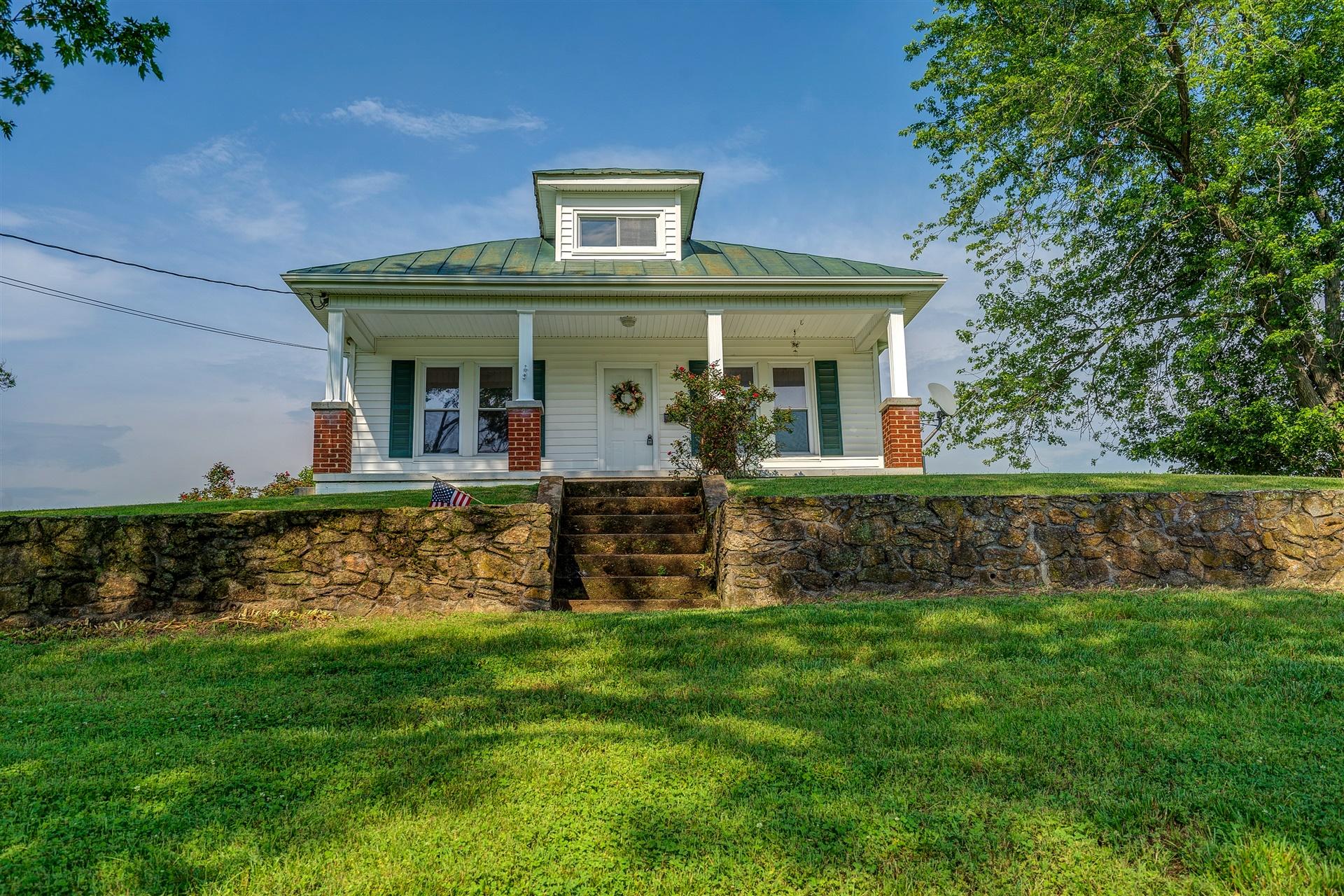 4054 Bandy Road Roanoke, VA 24014 - Photo 22 of 30 a front view of a house with garden