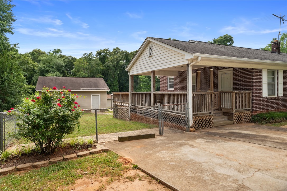 222 Whiten Road Anderson, SC 29621 - Photo 5 of 32