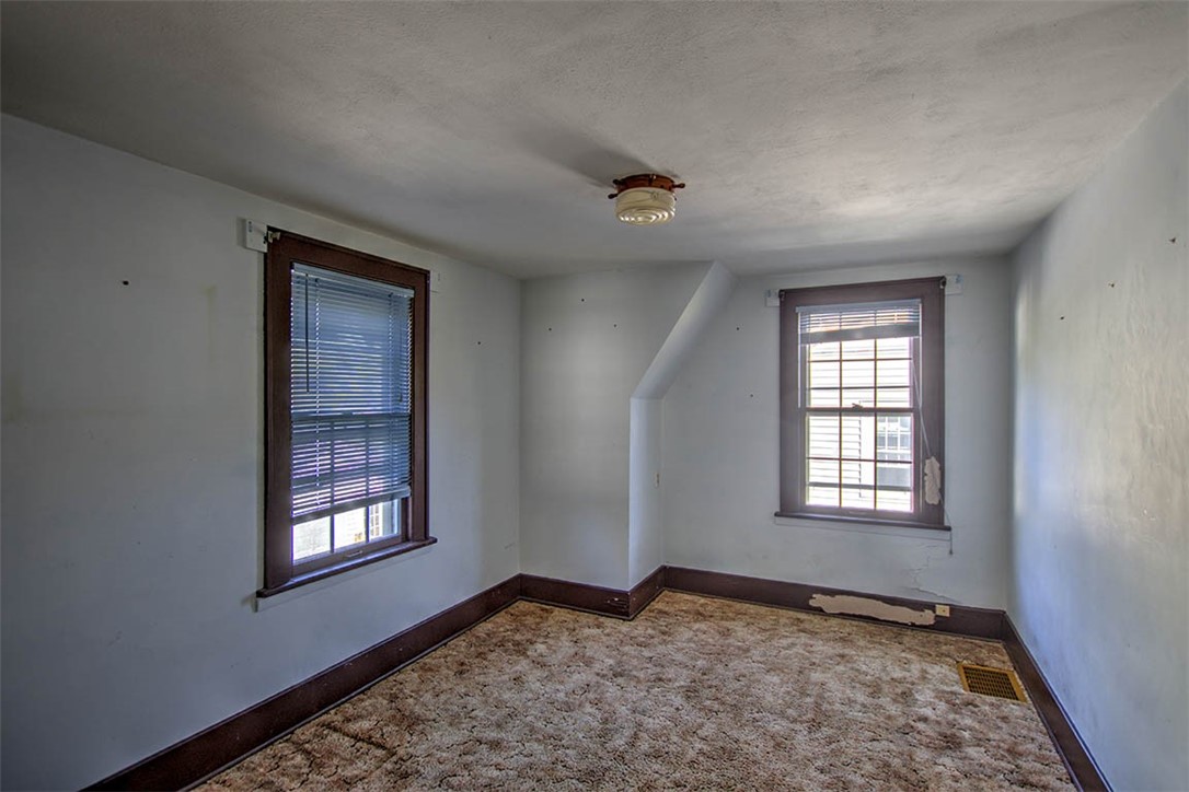 435 North Summit Avenue Decatur, IL 62522 - Photo 22 of 33 an empty room with windows