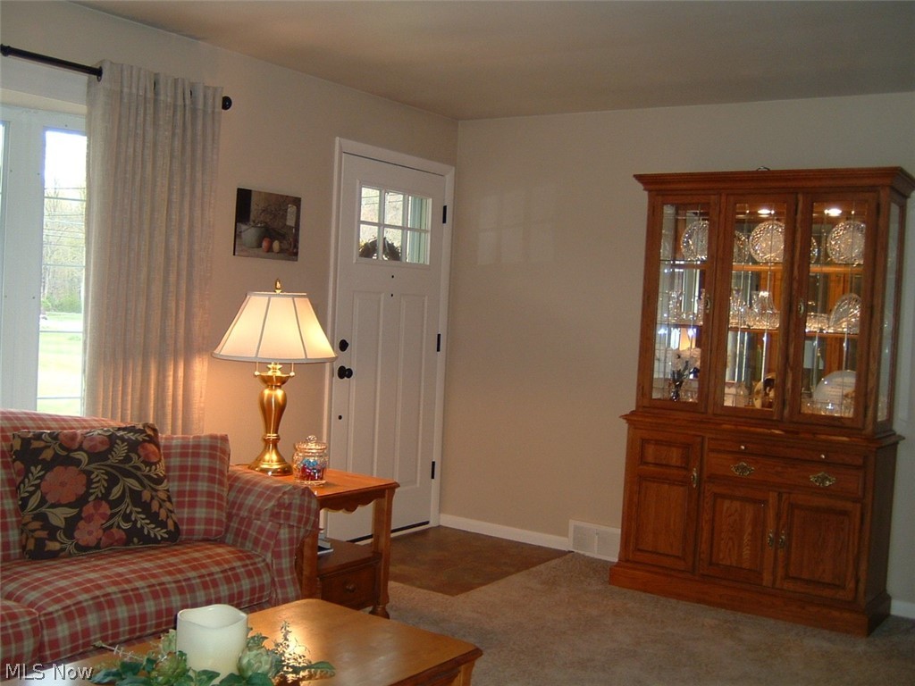 162 Warner Road Southeast Hubbard, OH 44425 - Photo 4 of 22 Gallery Image 4