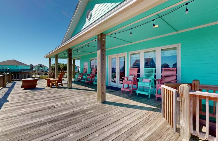 922 Palm Ridge Drive Crystal Beach, TX 77650 - Photo 14 of 17 a view of a chairs and tables in patio with a barbeque
