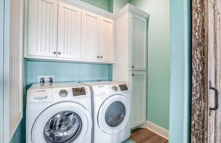 922 Palm Ridge Drive Crystal Beach, TX 77650 - Photo 6 of 17 a utility room with dryer and washer