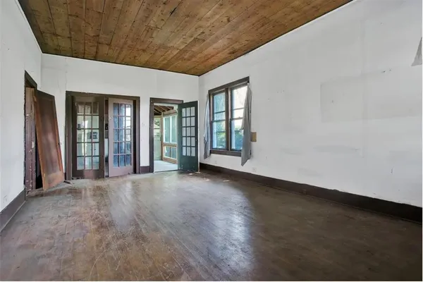 en empty room with windows