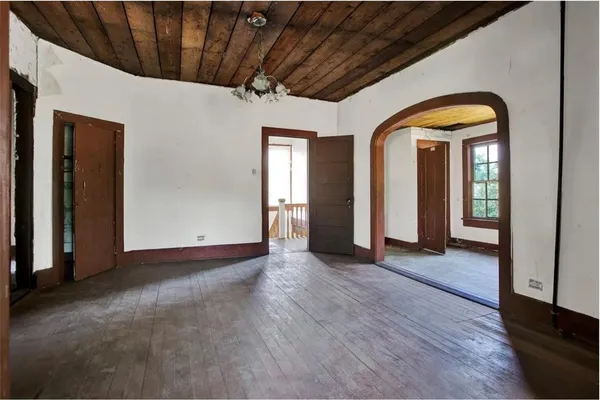 a view of a house with backyard and garden