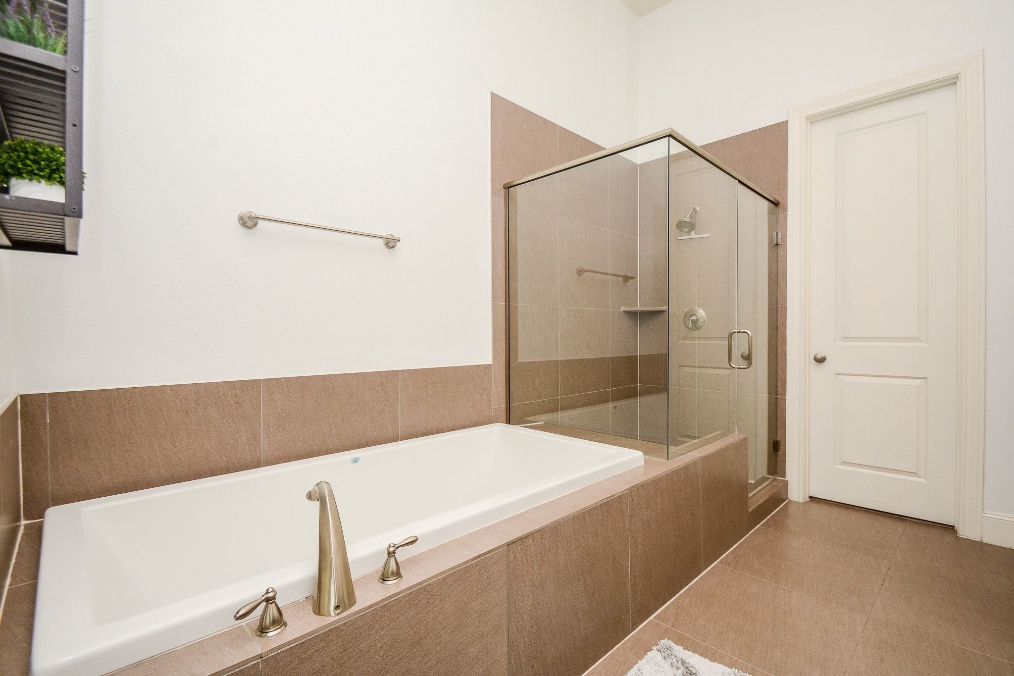2960 Rusk Street Houston, TX 77003 - Photo 18 of 25 Primary bathroom, oversized tub and shower.