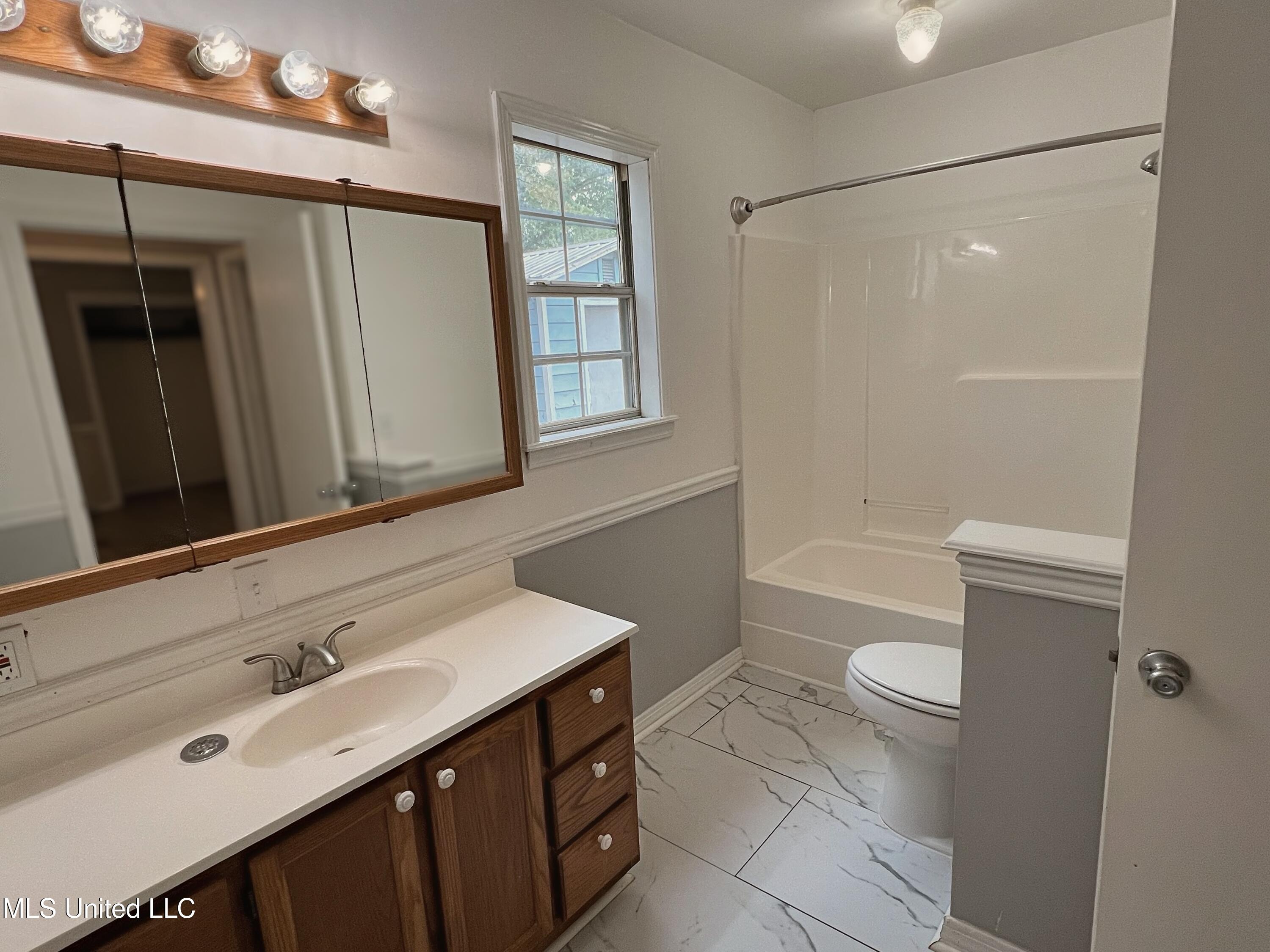 619 East 8th Street, Unit B Picayune, MS 39466 - Photo 5 of 5 Bathroom