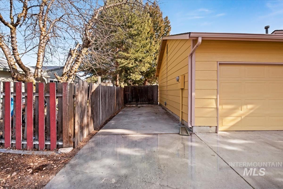 7091 West Limelight Street Boise, ID 83714 - Photo 33 of 34 View of side of property with a garage