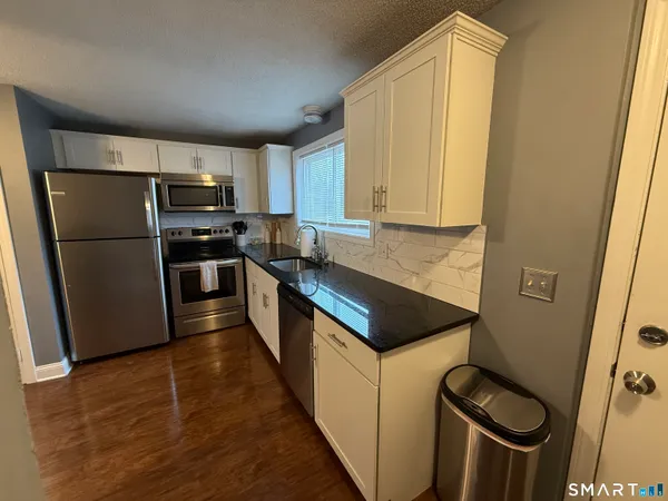 $2,000 | 1081 New Haven Road, Unit 2H, Naugatuck, CT 06770