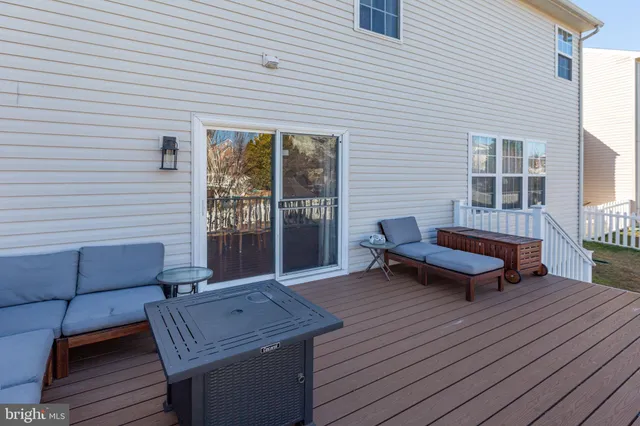 a view of a back yard of the house
