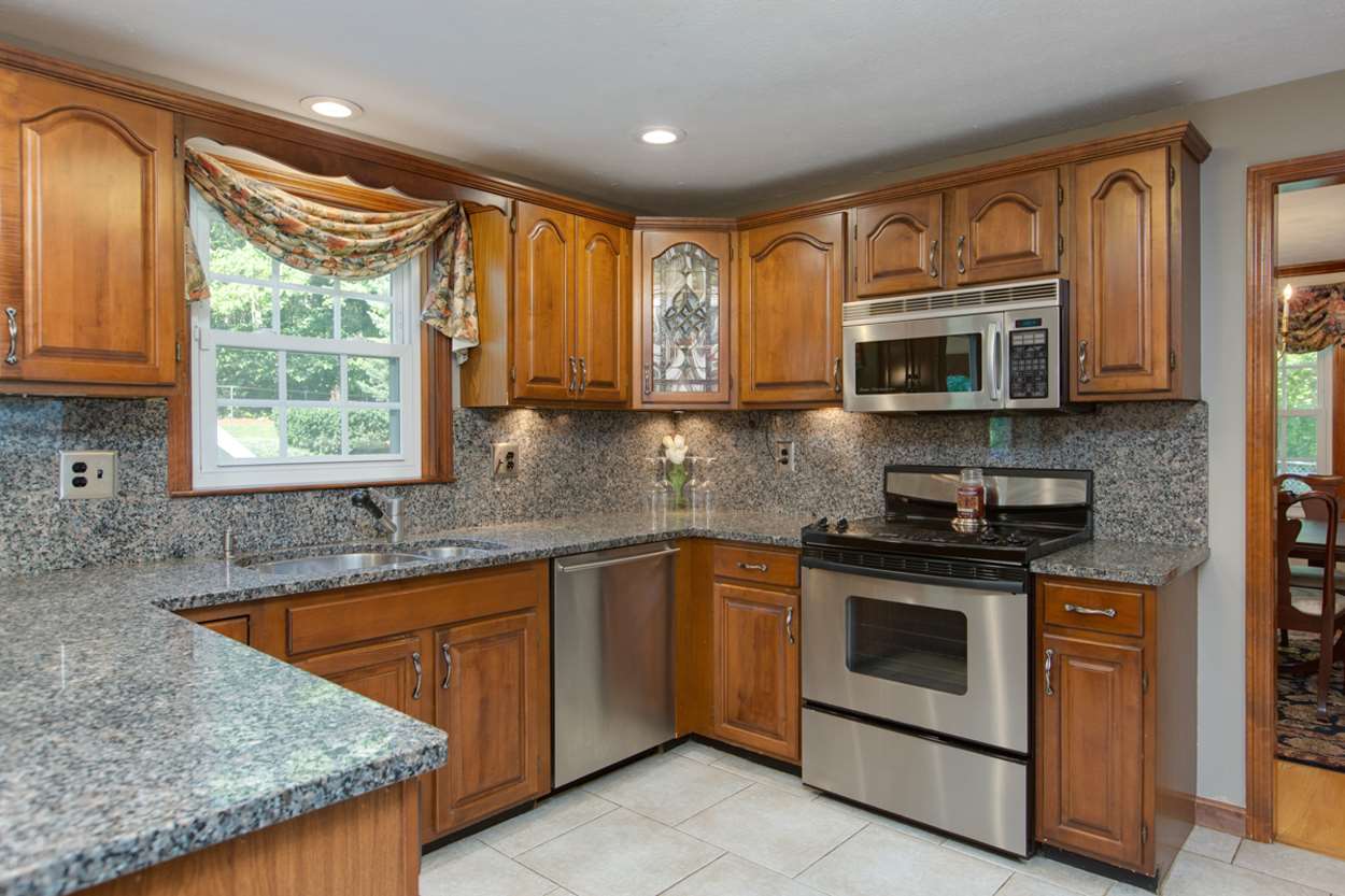 8 Otterson Road Londonderry, NH 03053 - Photo 6 of 31