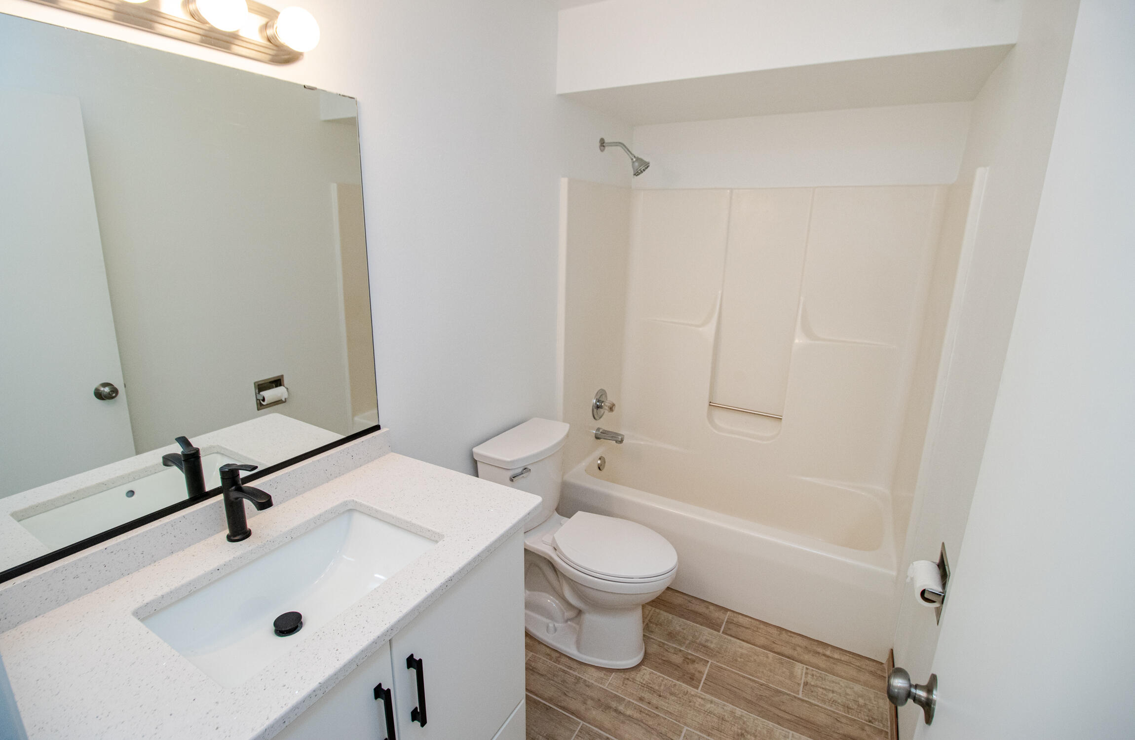 1410 South River Road New Berlin, WI 53151 - Photo 23 of 41 Upper Level Bath