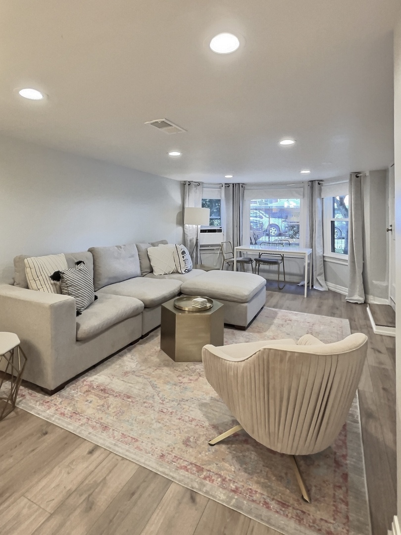 3745 North Seminary Avenue, Unit 1 Chicago, IL 60613 - Photo 6 of 26