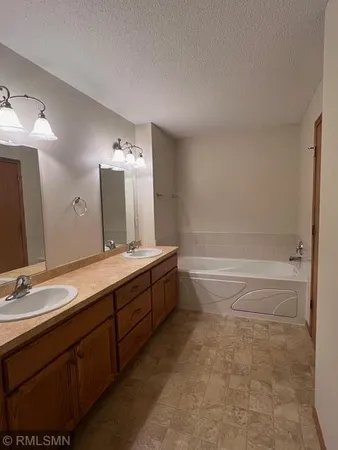 $208,500 | 301 Roosevelt Street South, Unit E, Cambridge, MN 55008