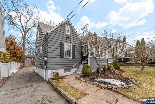 a view of a house with backyard