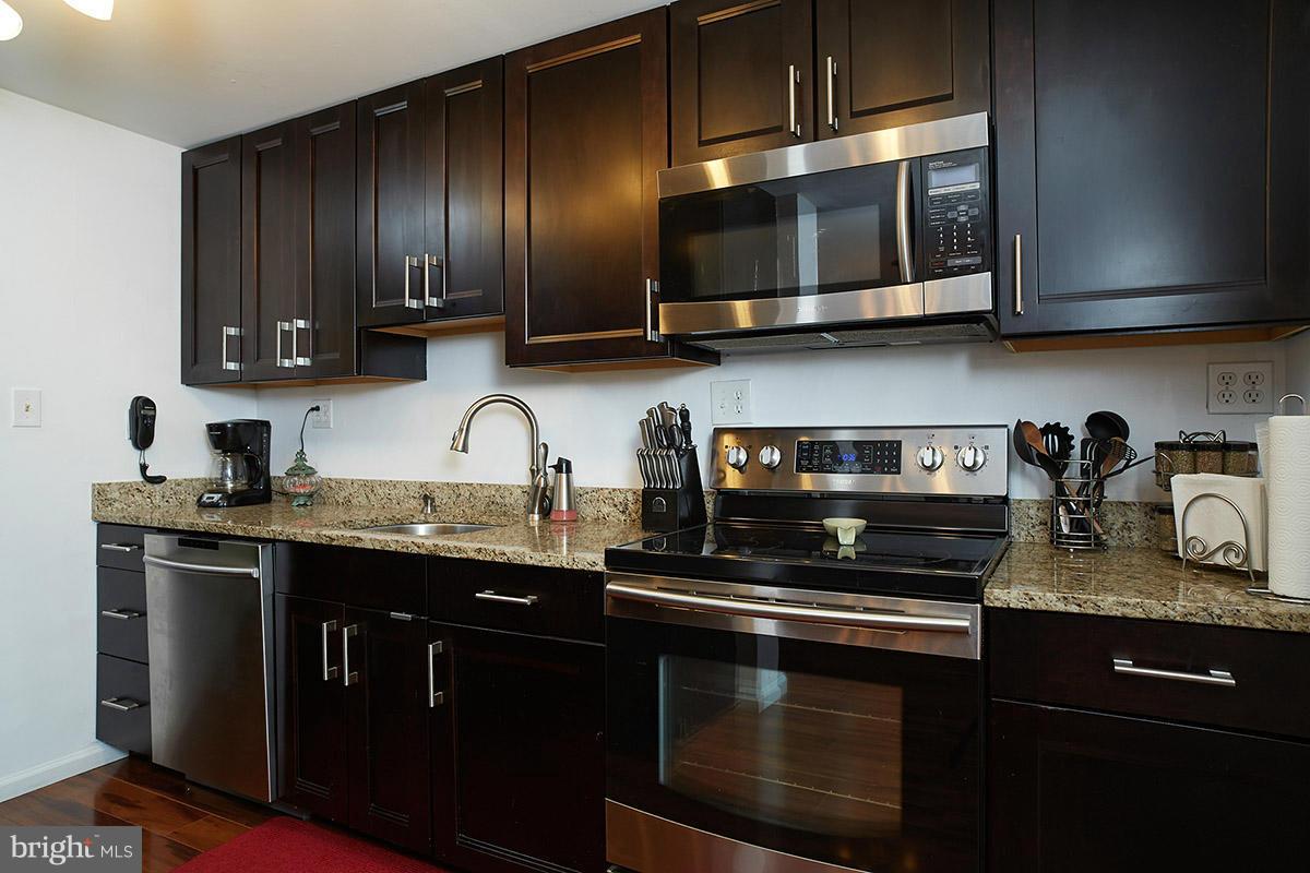 124 North Harrison Road Sterling, VA 20164 - Photo 2 of 22 Kitchen
