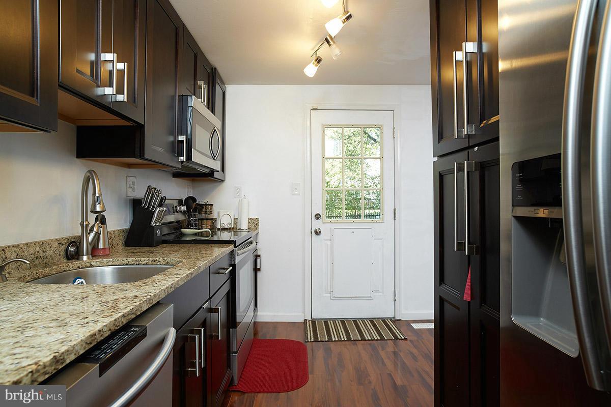 124 North Harrison Road Sterling, VA 20164 - Photo 11 of 22 Kitchen