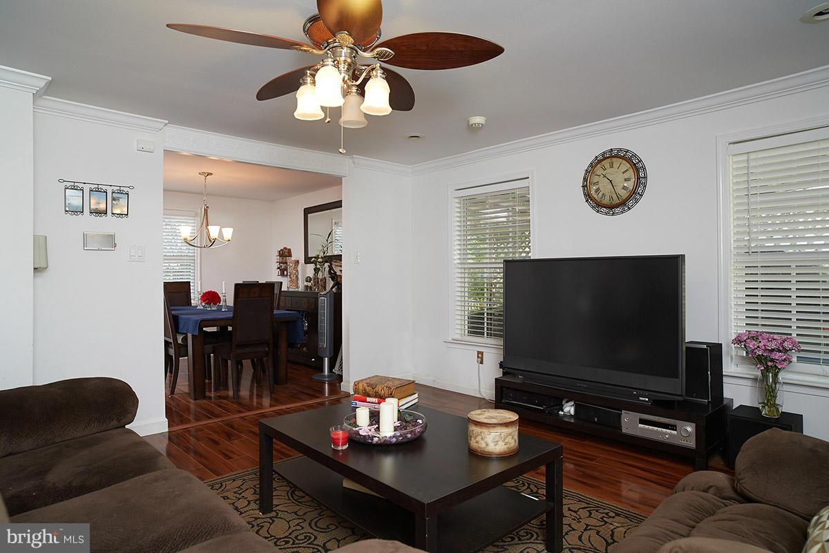 124 North Harrison Road Sterling, VA 20164 - Photo 3 of 22 Living Room