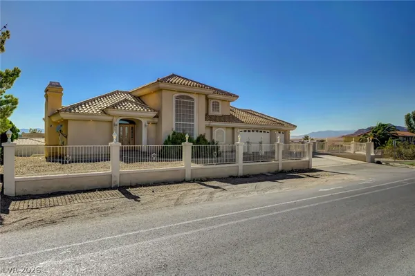 $979,900 | 640 North Racetrack Road, Henderson, NV 89015